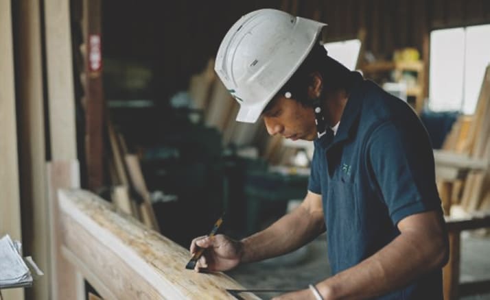 住宅で使う木材を加工する職人