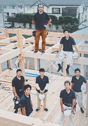 住宅施工現場にて職人の集合写真