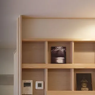 住宅に備え付けの木製棚