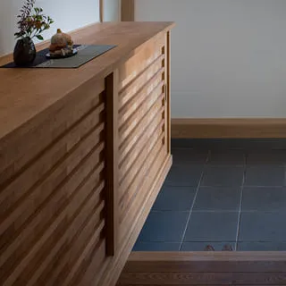 住宅の玄関にある木製シューズクローク